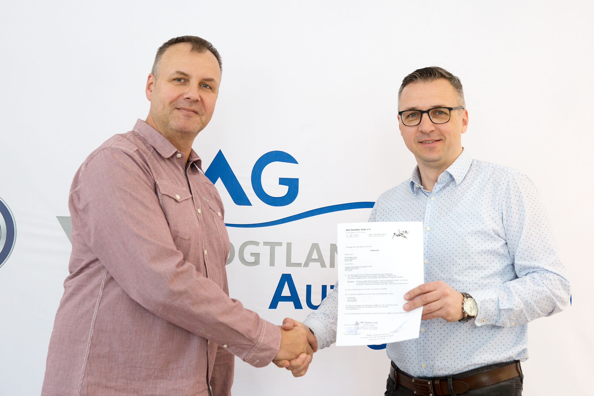 Der Sponsorenvertrag ist unterzeichnet: RSV-Präsident Thomas Fähndrich (links) und der Inhaber des Autohauses Vogtland Automobile in Greiz Jens-Uwe Bräunlich.