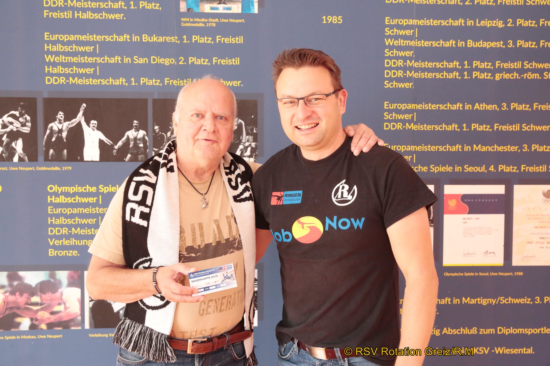Karlheinz Scholz (links), seit 20 Jahren im Besitz einer Dauerkarte, wird nach dem neuen Kauf vom RSV:Vorstandsmitglied Mario Neudeck beglückwünscht.